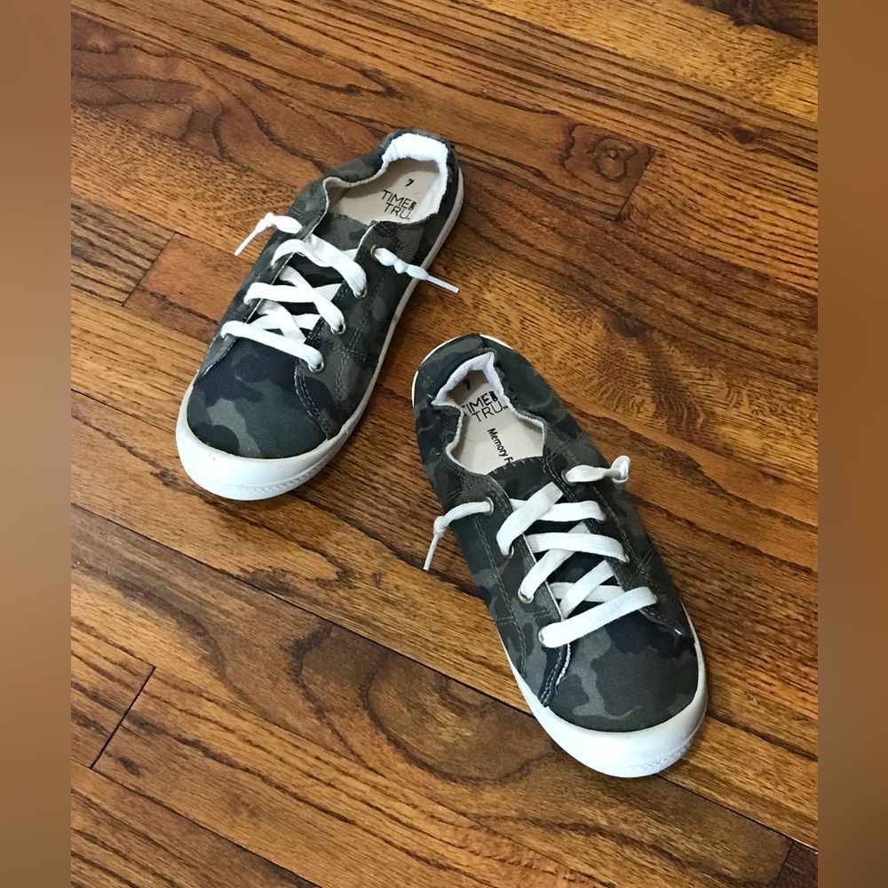 Time & Tru Camouflage Camo Slip On Sneaker Shoes
Washable - Memory Foam
Ladies 7 - Picture 5 of 13